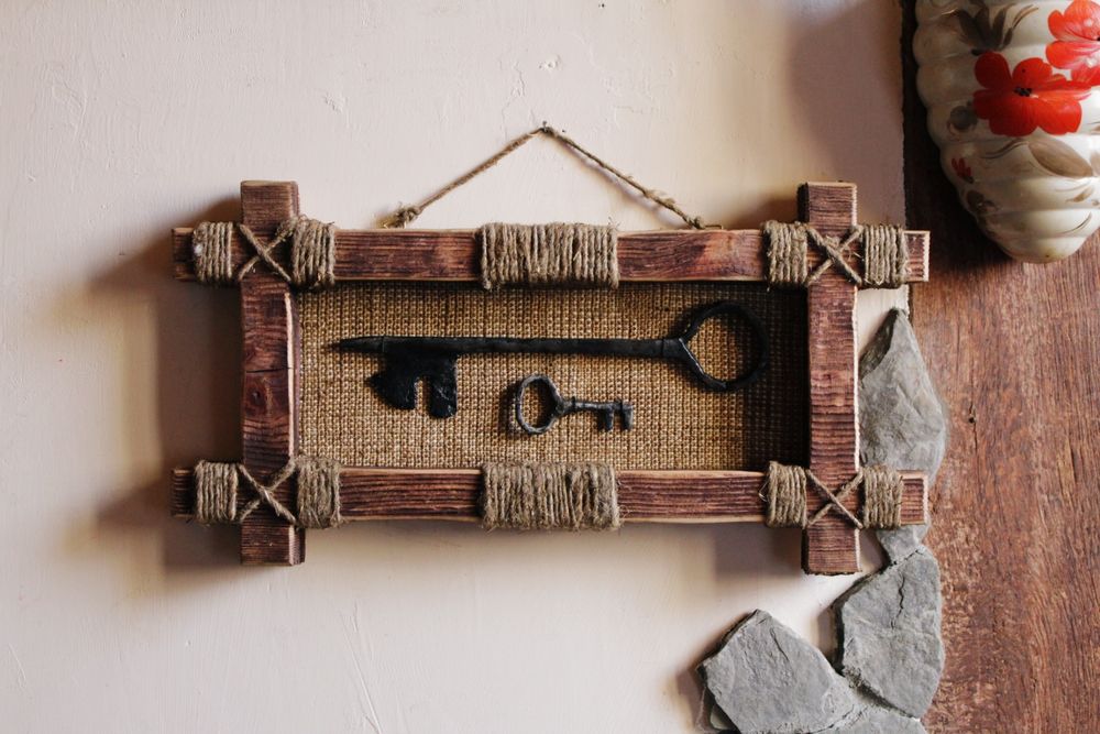 Антикварная картина со старинными ключами 1700-х годов