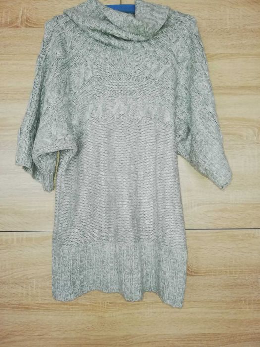 Gruby sweter jasnoszary z kominem