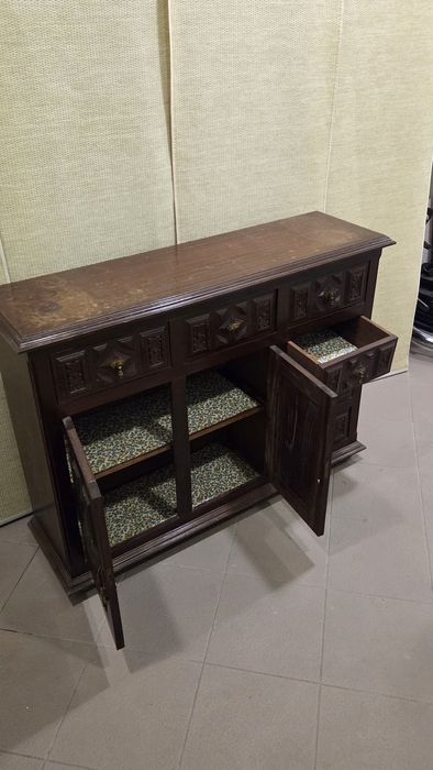 Armário antigo de madeira trabalhada