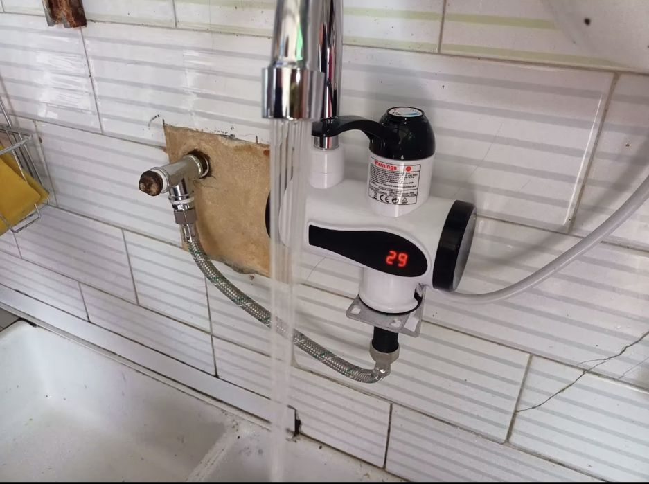 Torneira Elétrica de Água Quente sem Gás/ Esquentador (UNIVERSAL)