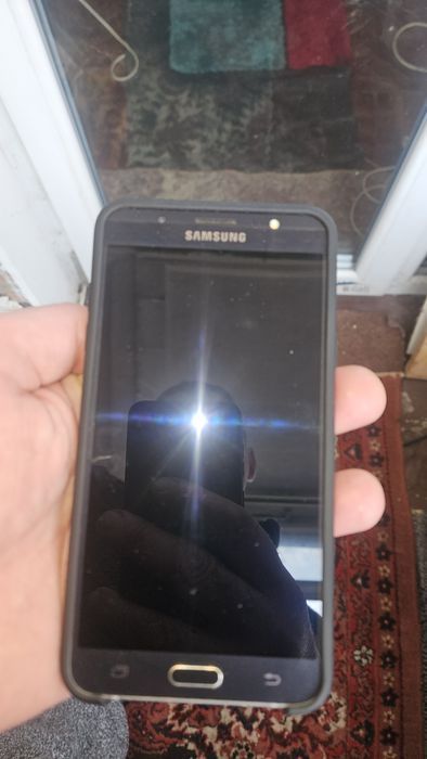 Телефон samsung J7 ( 2016) По памяти 2/16, стоит флешка на 64 ГБ.