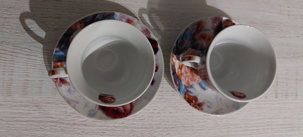 2 filizanki z talerzykami róże kwiaty kolorowe