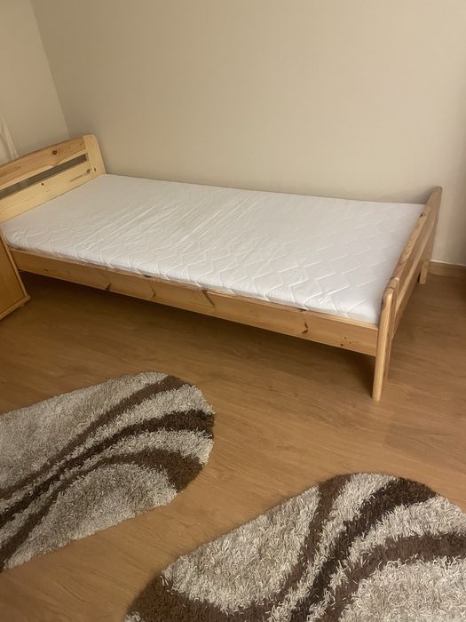 Łóżko z materacem