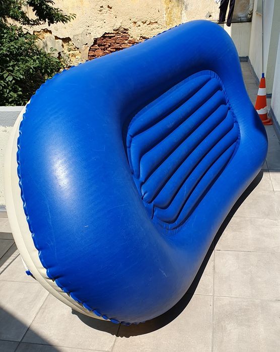 Barco insuflável com remos de alumini