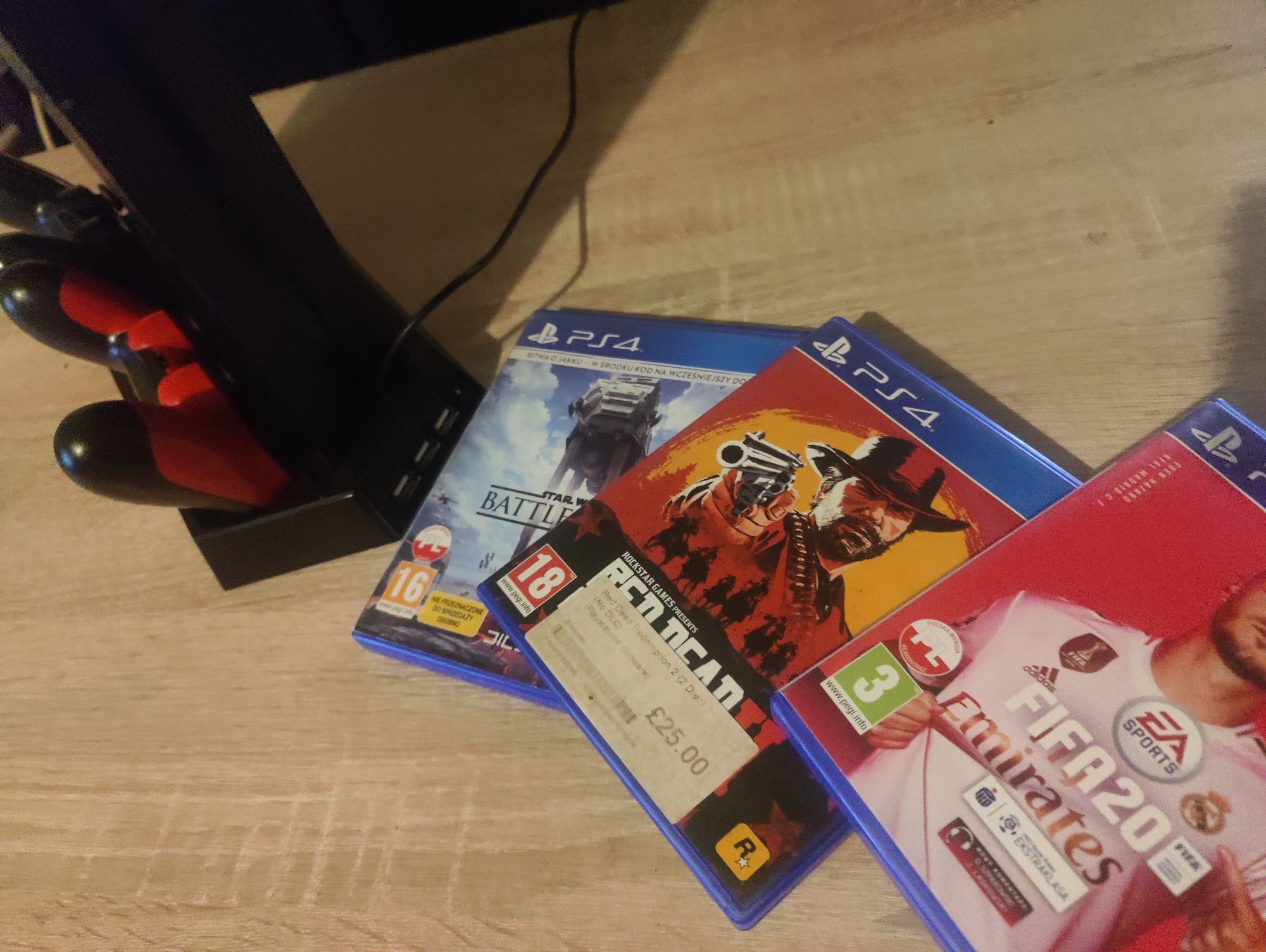PS4 1 TB 3 gry 2 pady i więcej