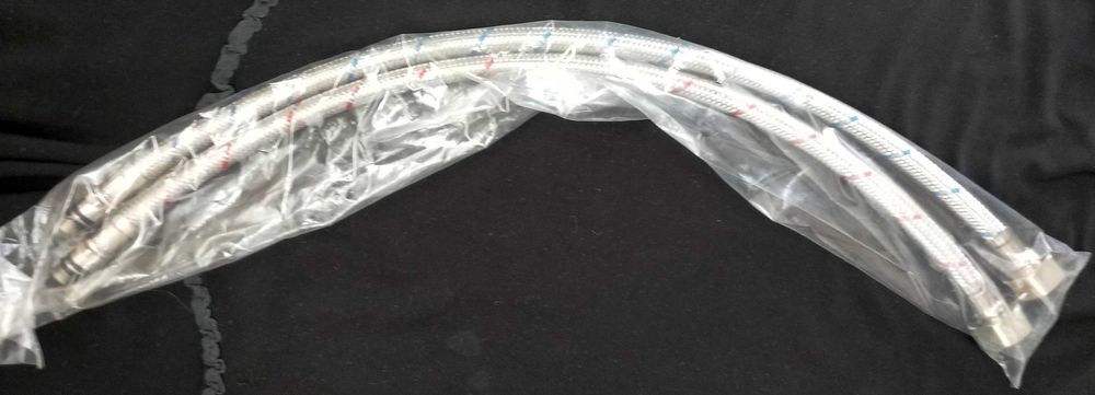 Комплект шлангов (40 см) для подключения смесителя.