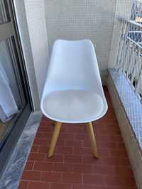 Cadeira branca plastico e estofado