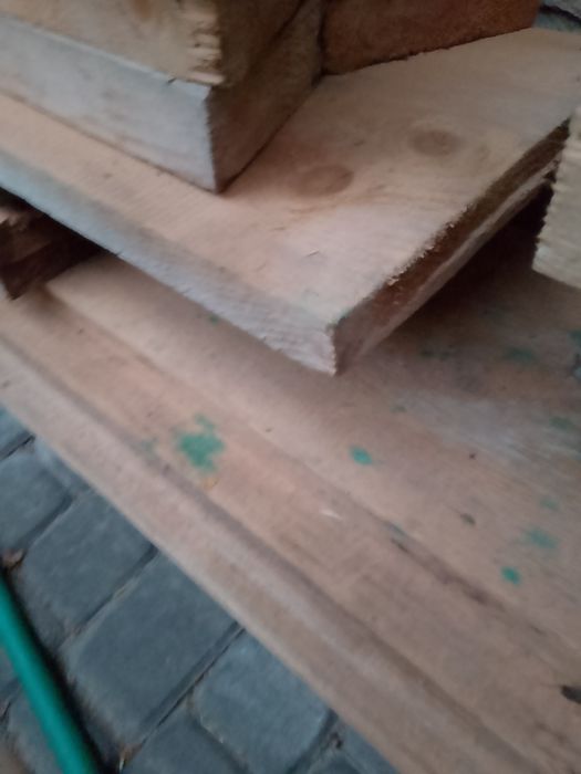 Deski szalunkowe różnej wielkości o grubości 32 mm