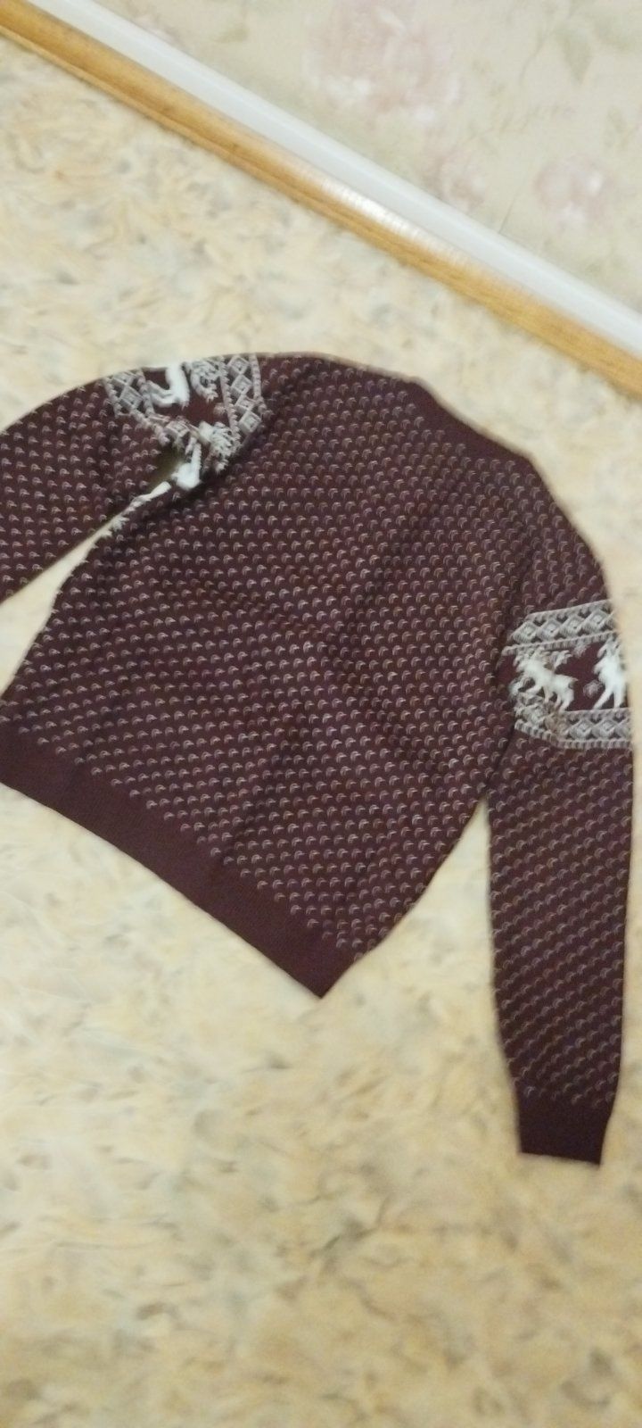 Продам новогодний свитер с оленями