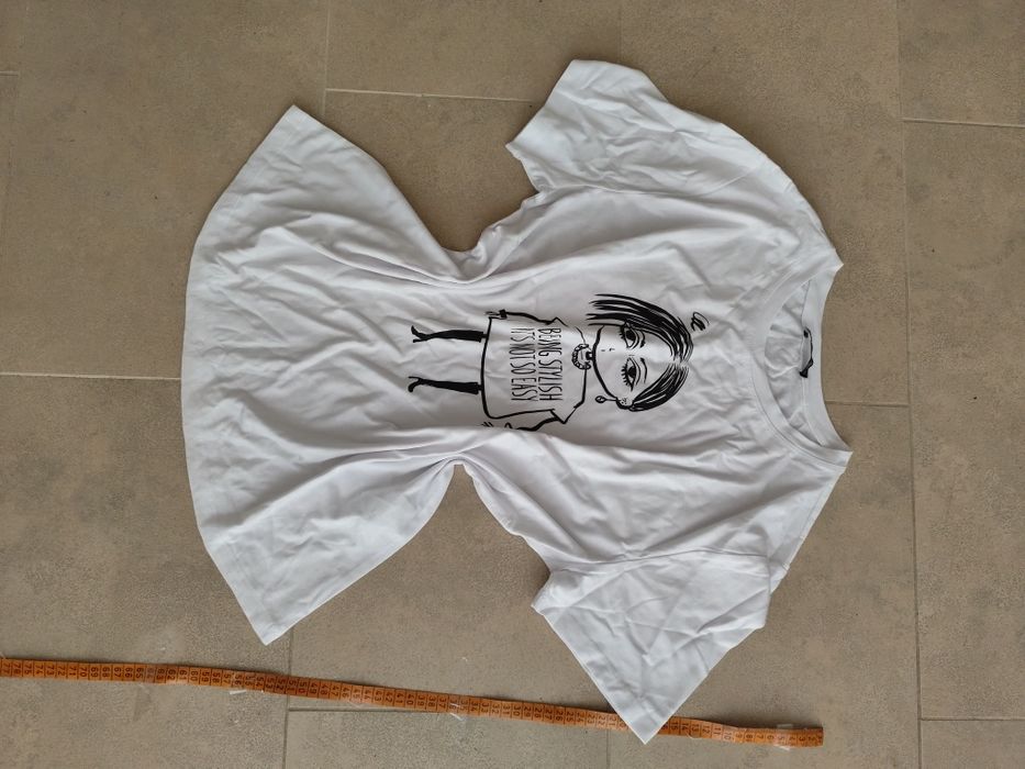 Nowa koszulka marki Zara z nadrukiem „Being stylish is not so easy”.