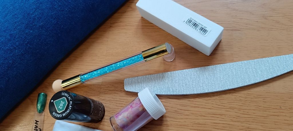 Lakier hybrydowy, zestaw pędzli do paznokci + dodatki