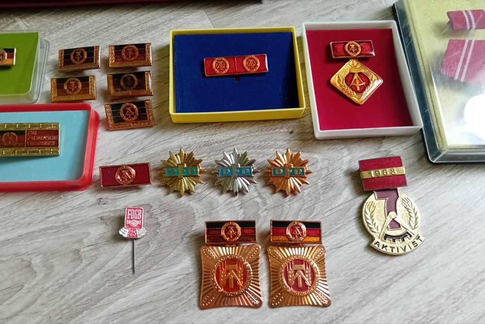Medale /odznaczenia DDR + 2 teczki na dokumenty