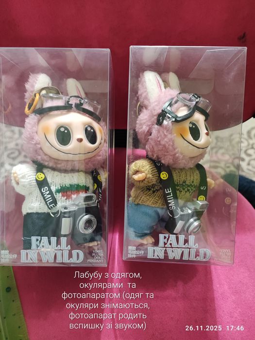 Лабубу з фотоапаратом та окулярами