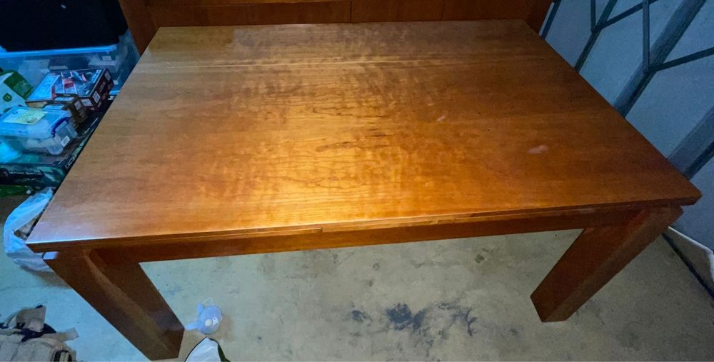 Mesa de jantar em madeira