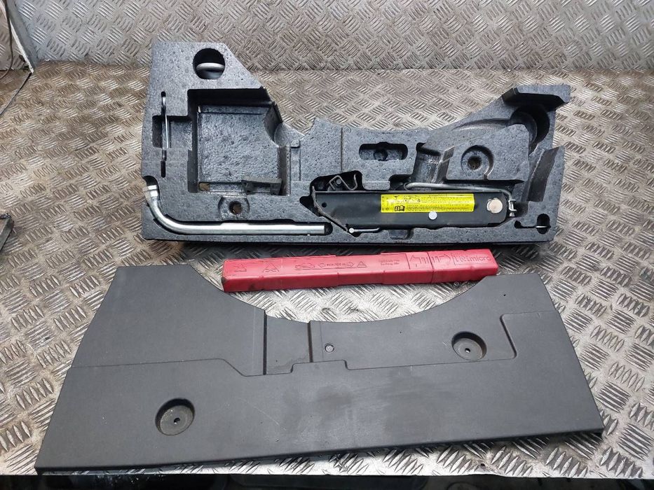 LEWAREK PODNOŚNIK SAMOCHODOWY WKŁAD UCHO PASSAT B6 3C0011031B