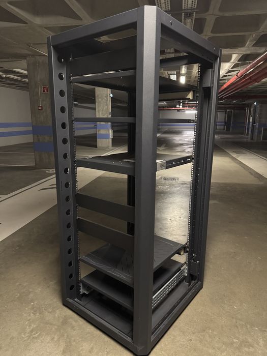 Bastidor com 4 portas, uma é em vidro (A165 L70 C80)