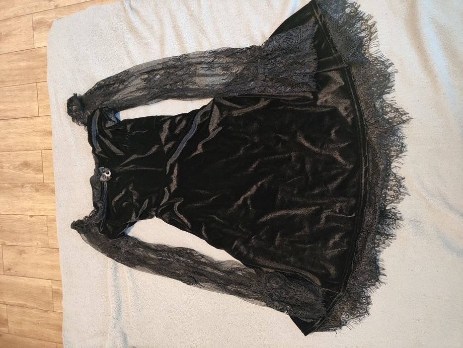 Готична сукня з рукавами