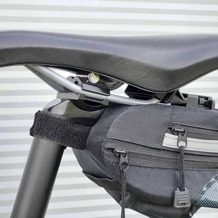 Sakwa rowerowa poj. ok. 1L podsiodłowa, montaż na klamrę powiększana P