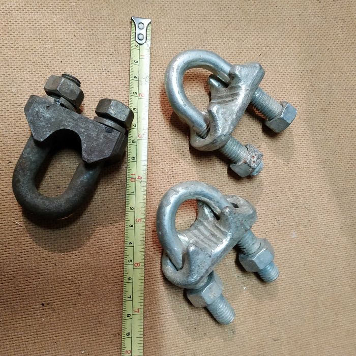 Зажимы для троса на болтах.