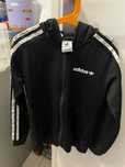 Casaco Adidas preto tamanho 7 anos
