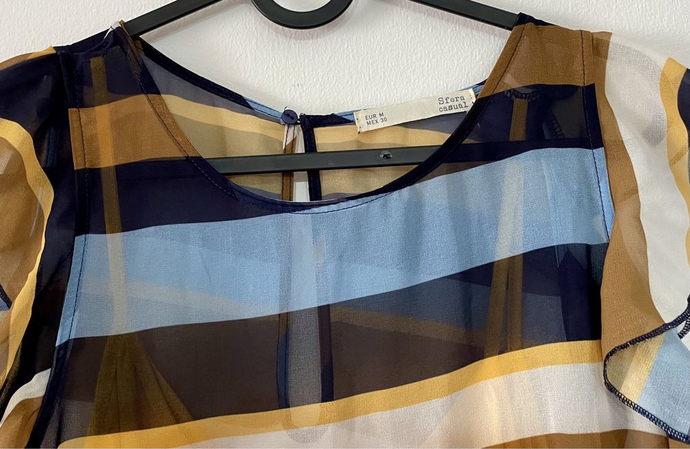 Vestido colorido com riscas e folhos (Sfera, tamanho M)