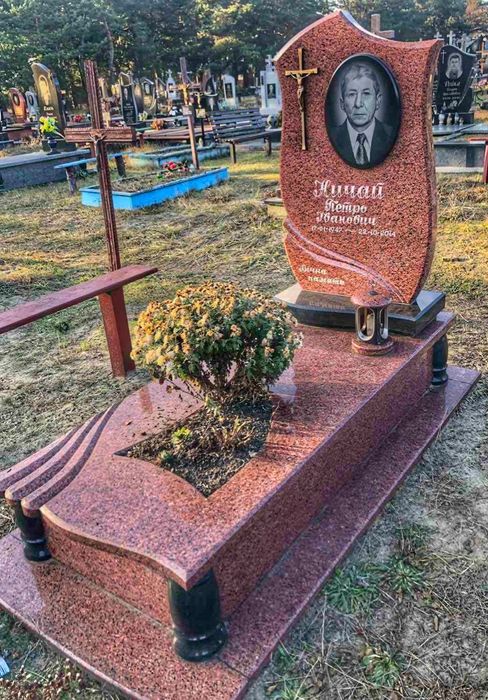 Пам'ятники з граніту, надгробні плити, виготовлення під замовлення