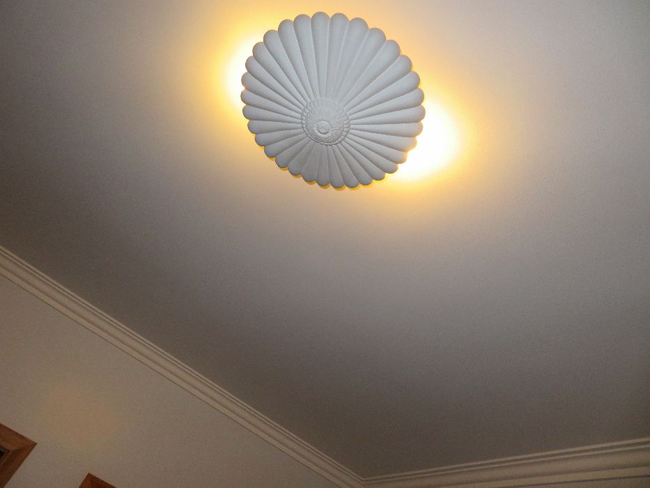 Vários candeeiros de tecto, a maior parte são de gesso