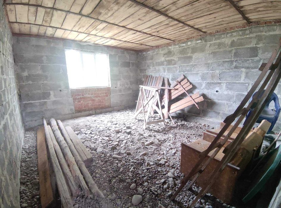 Продається незавершене будівництво  в с .Угільна 20сот.землі!