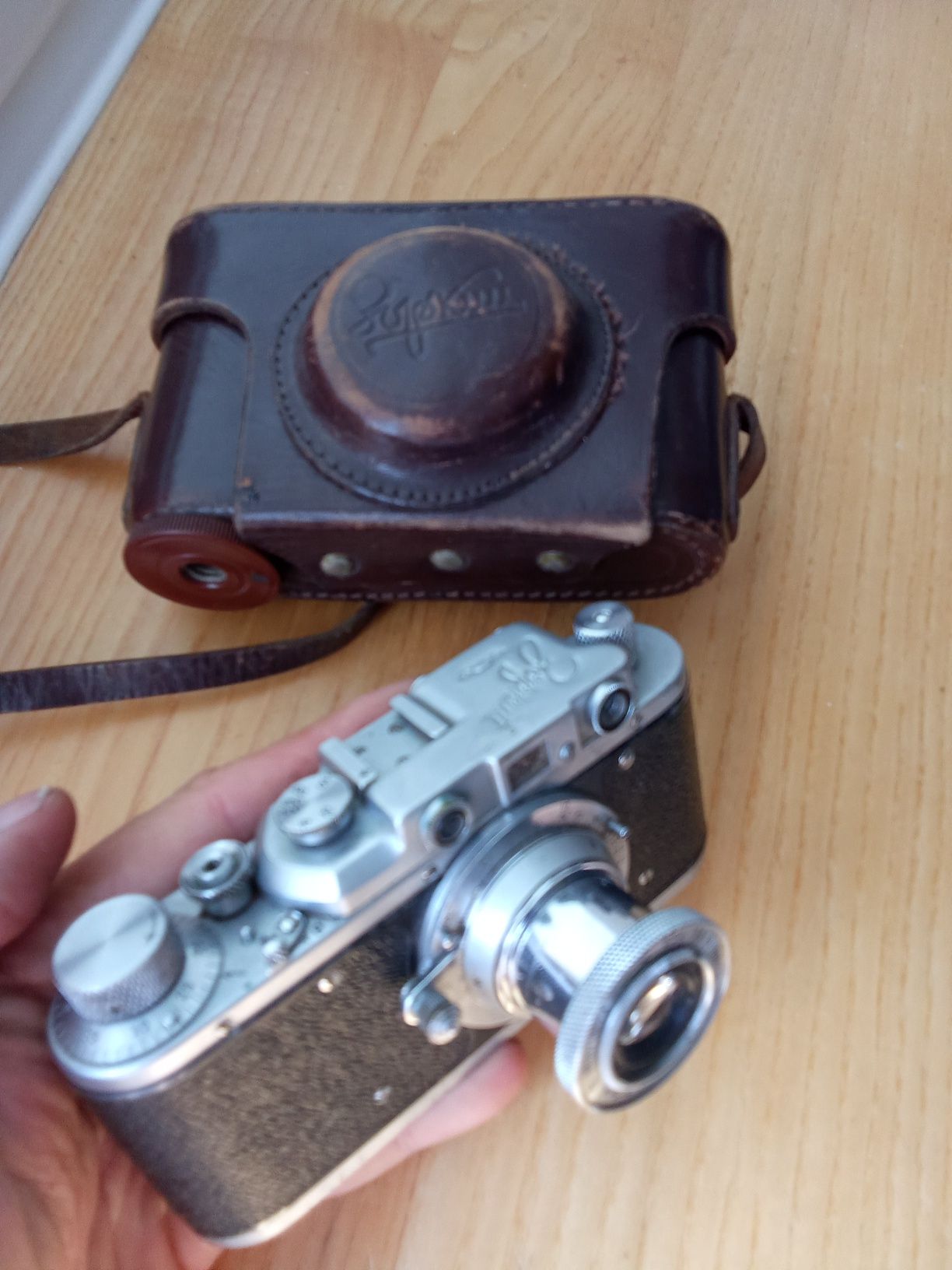 Kamera  zorkiy 1 Obiektyw undustar f3.5 50mm ZSRR

Kamera filmowa  Obi