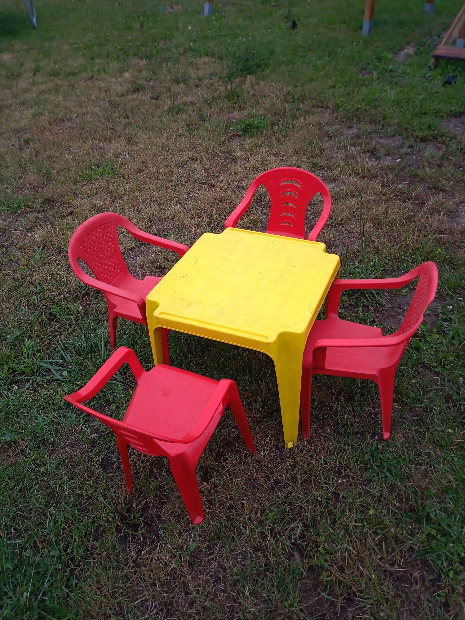 4 krzesełka+stolik zestaw dziecięcy