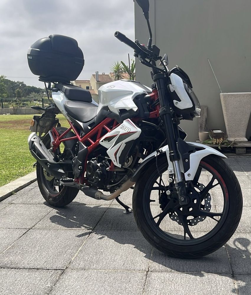Benelli BN125 com extras