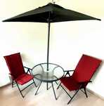 Zestaw stół, parasol, krzesła.