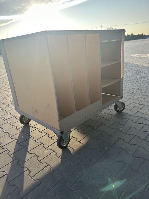 Wózek magazynowy z przegrodami