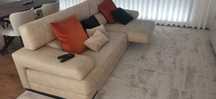Sofá com chaise long rebatível