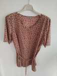 Blusa com padrão em tons vermelhos - Tamanho M