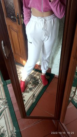 спортивні штани в білому кольорі