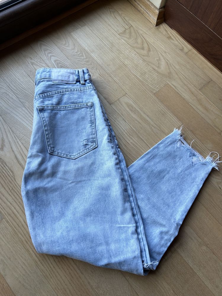 Spodnie MOM FIT dżinsowe z wysokim stanem i dziurami szare Bershka