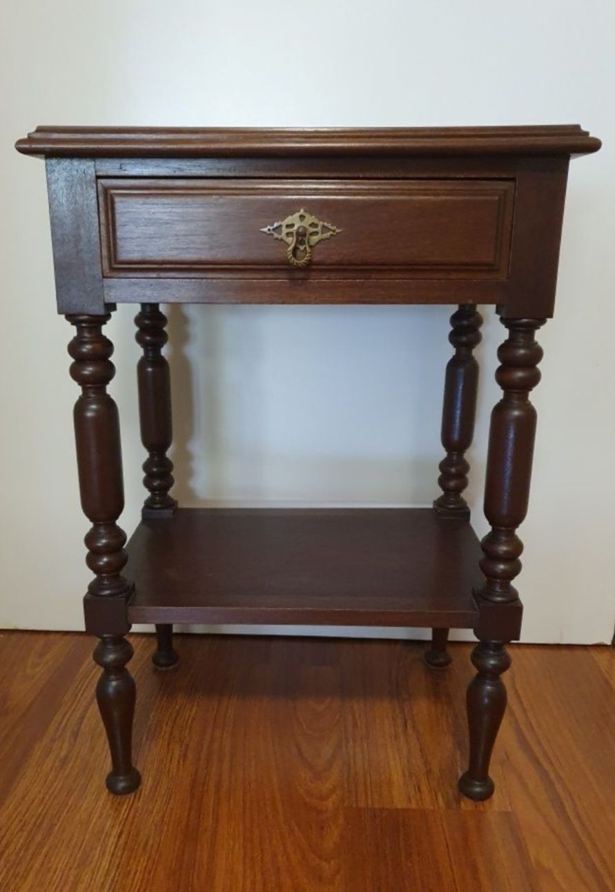 Mesinha de cabeceira em mogno