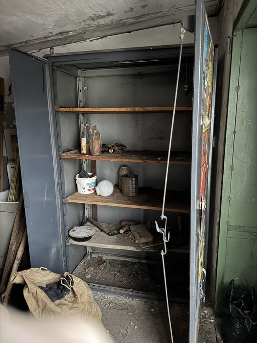 Шкаф металический с полочкам