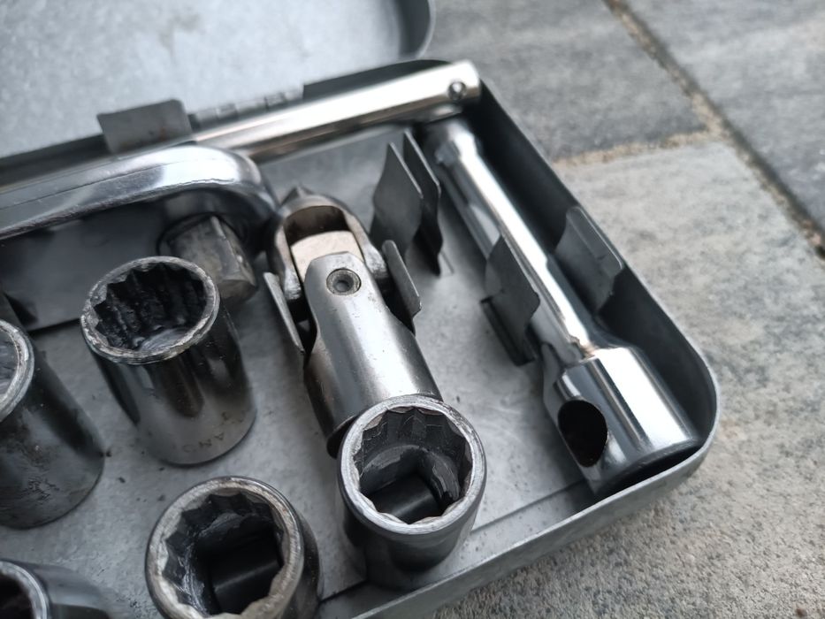 Zestaw kluczy nasadowych 10-24 PRL dwie przedłużki przegub