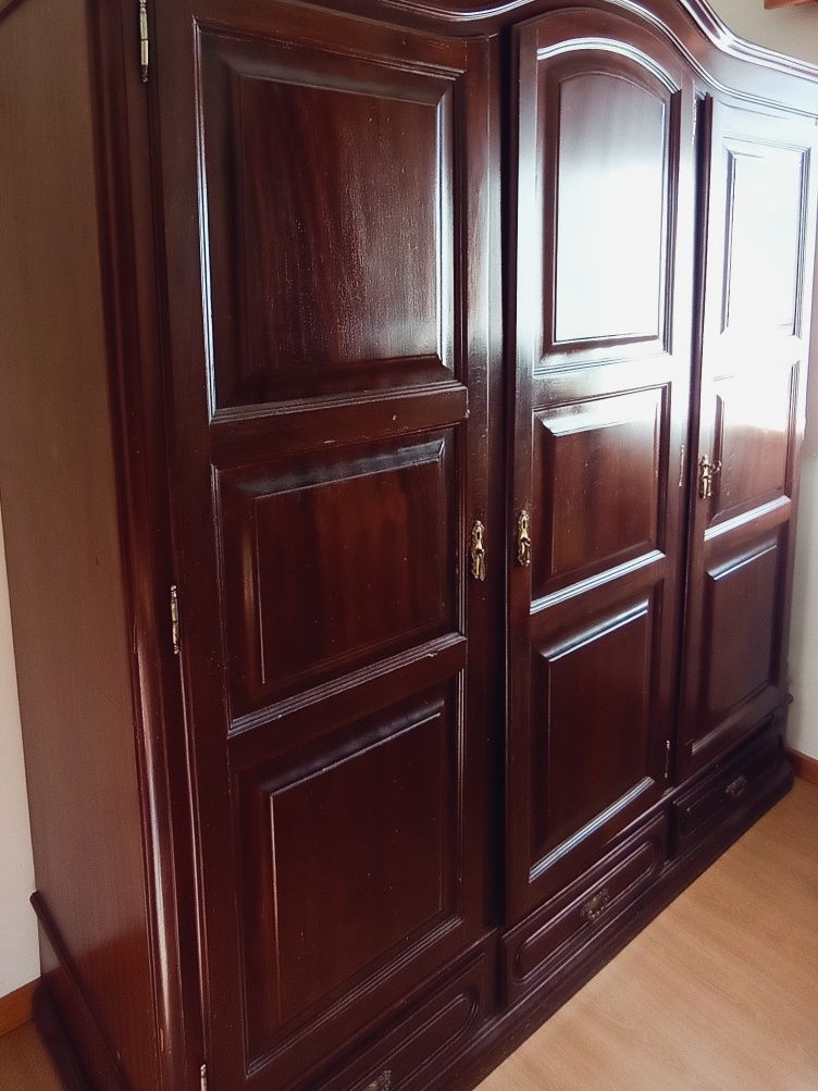 Quarto de Casal em Mogno Maciço
