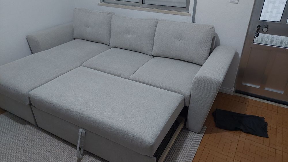 Sofá-cama chaise longue, em tecido cor areia claro.  Novo,