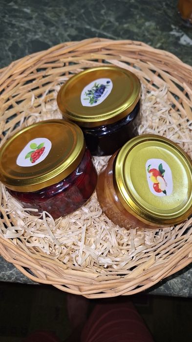 Варення,  брусниці,  чорниці,  журавлини, кизилу.