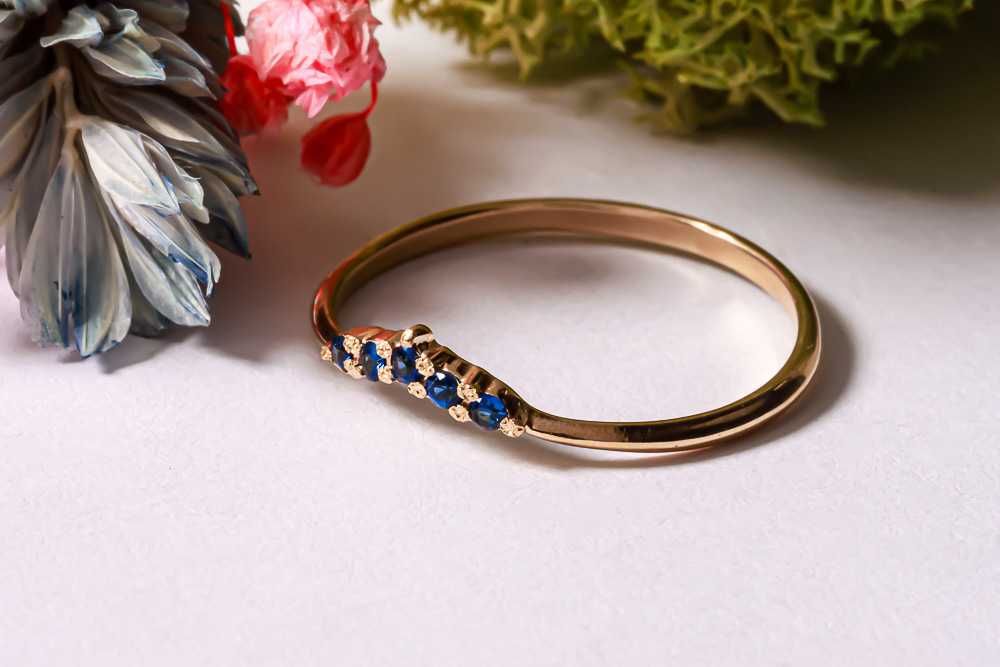 Кольцо из красного золота с сапфирами