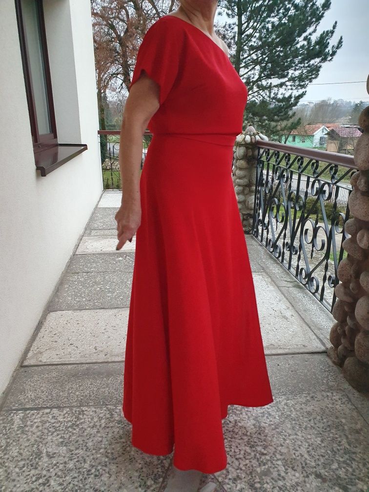 Dluga suknia wieczorowa czerwona