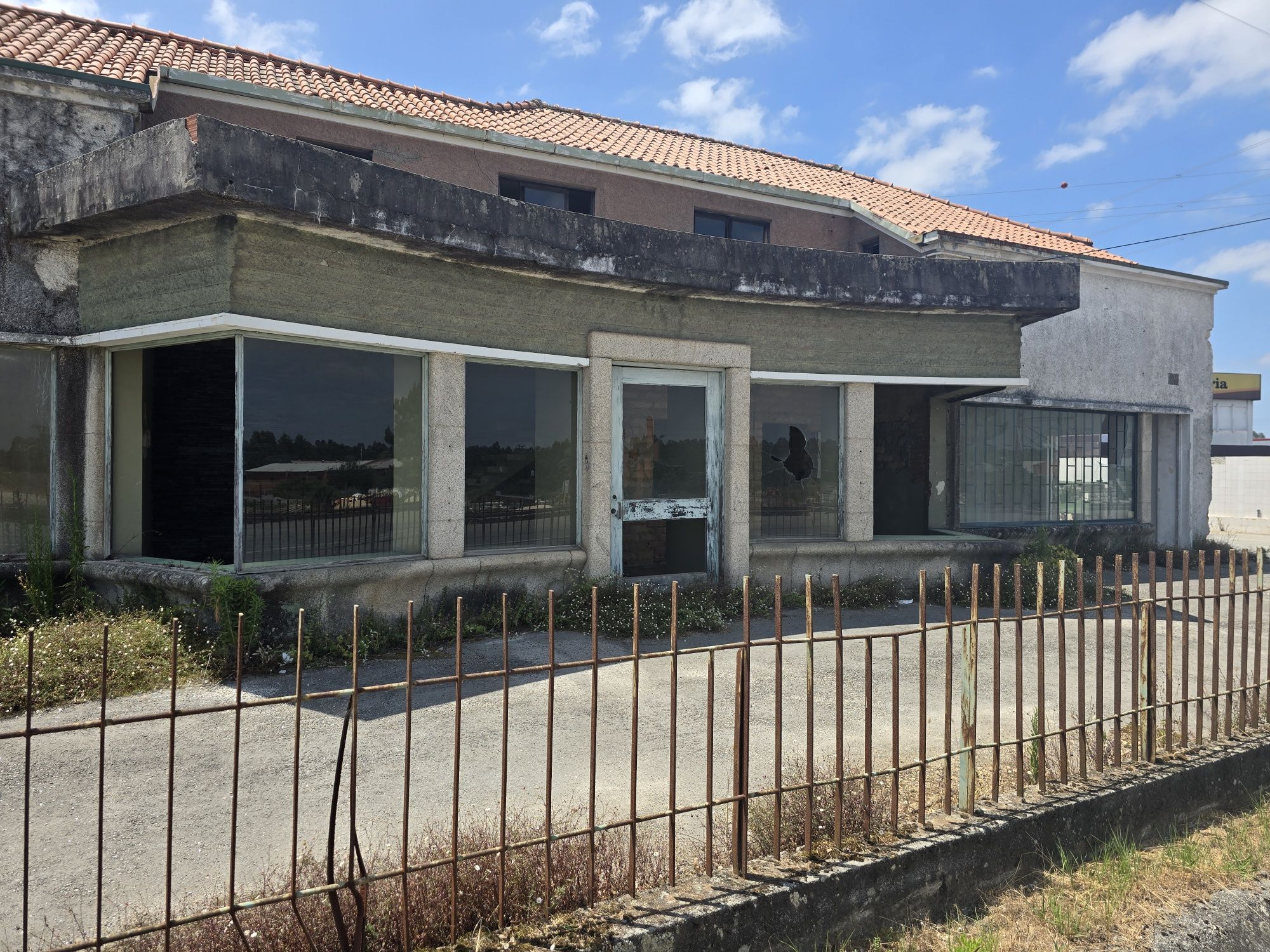 Imovel para comercio com terreno em frente a antiga famel