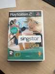 Mały Stuart gra na PlayStation 2 edycja rzadziej spotykana