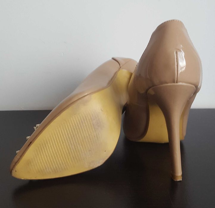 Czółenka nude lakierowane z ćwiekami 38