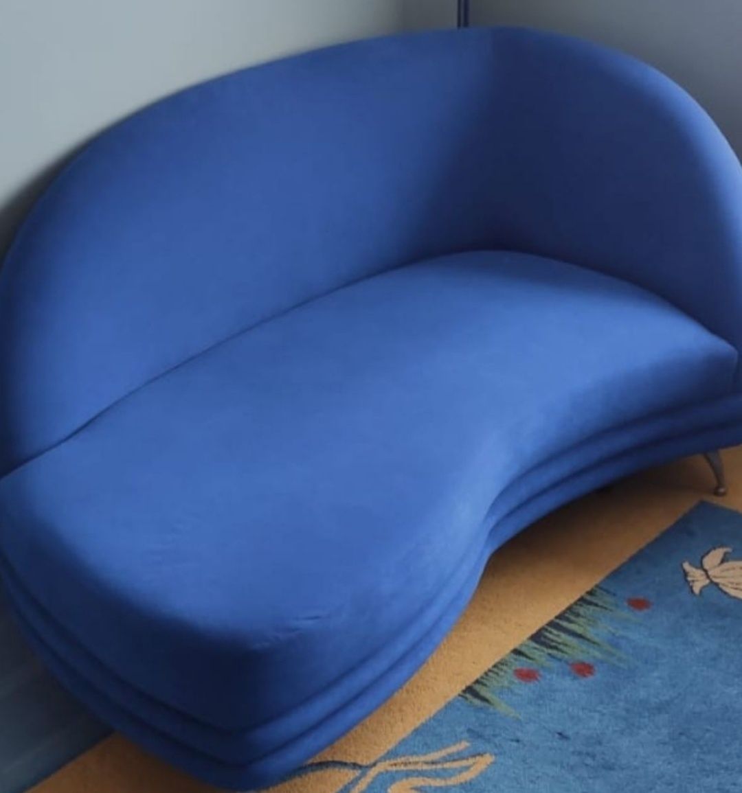 Nowoczesna sofa, fotel i pufa w kolorze chabrowym