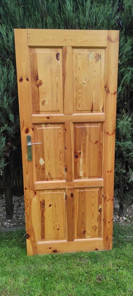 Sprzedam  drzwi  drewniane  sosnowe  lewe z klamką.